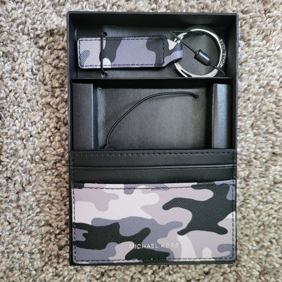 MICHAEL KORS JET SET GIFTING CARD CASE & KEYFOB KEYRING SET ADMIRAL BLUE CAMO - Picture 2 of 2